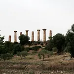 Parco Dei Templi לינה וארוחת בוקר 4*